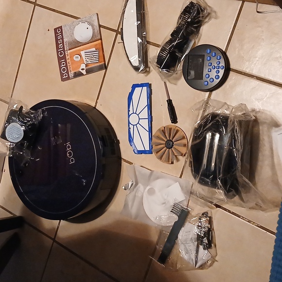 Bobsweep automatic vacuum and mop - Picture 2 of 4